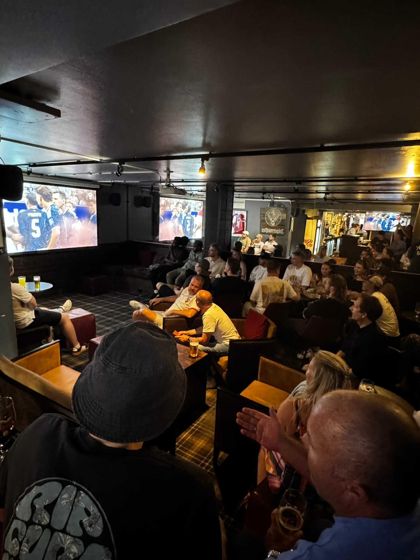 Täysi katsomo seuraamassa ottelua Bar Intossa