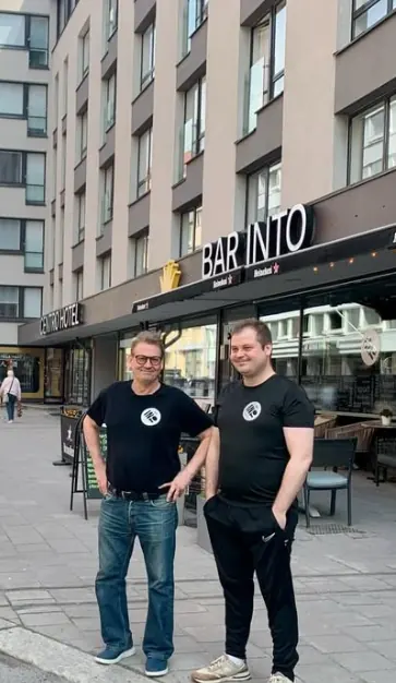 Bar Inton tiimi ulkona