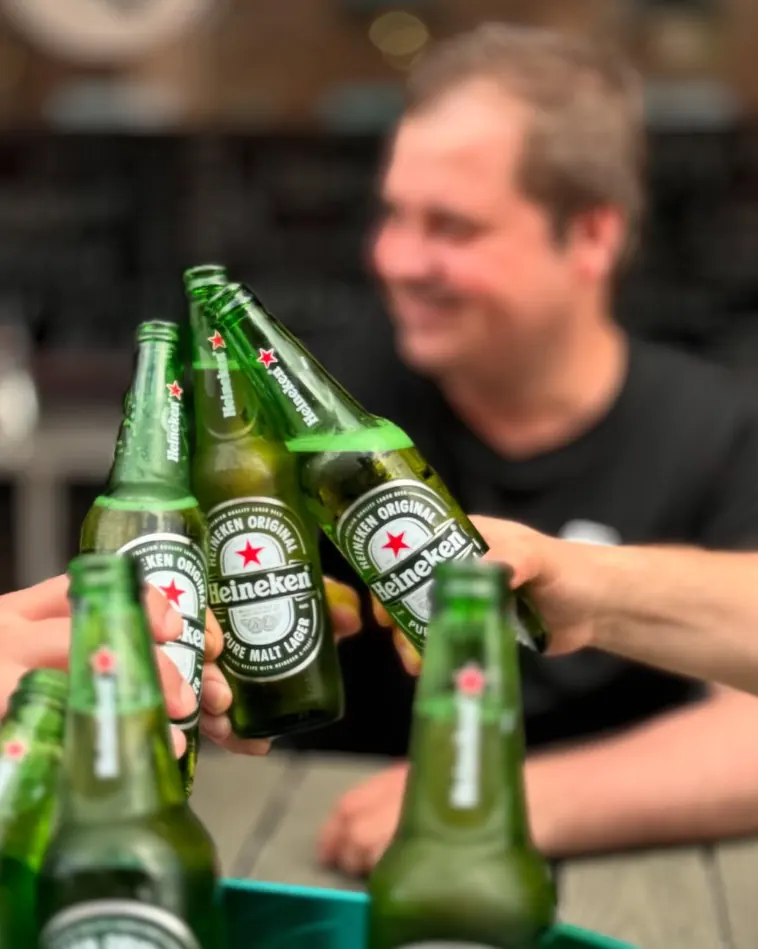 Heineken-pullot kilistelyssä